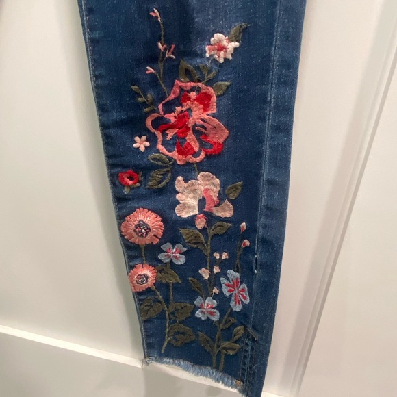 🌸 Flower Embroidered Jean Capris - Picture 3 of 8